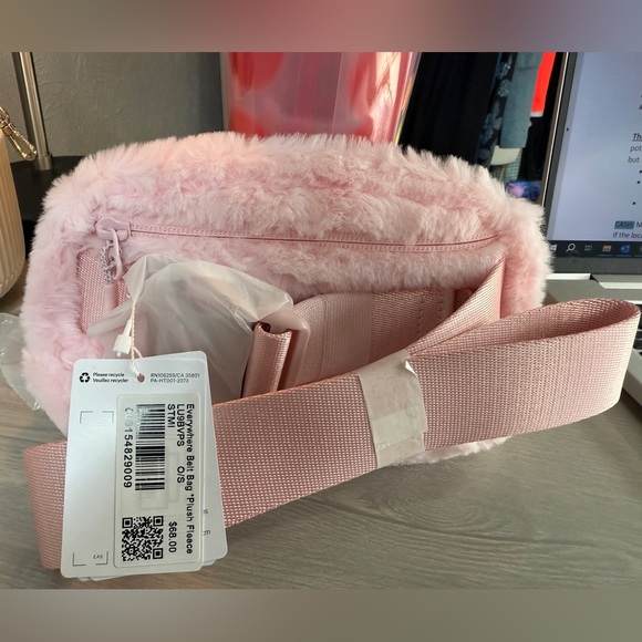 NWT Everywhere Belt Bag Plush Fleece-Strawberry Milkshake - Picture 10 of 10